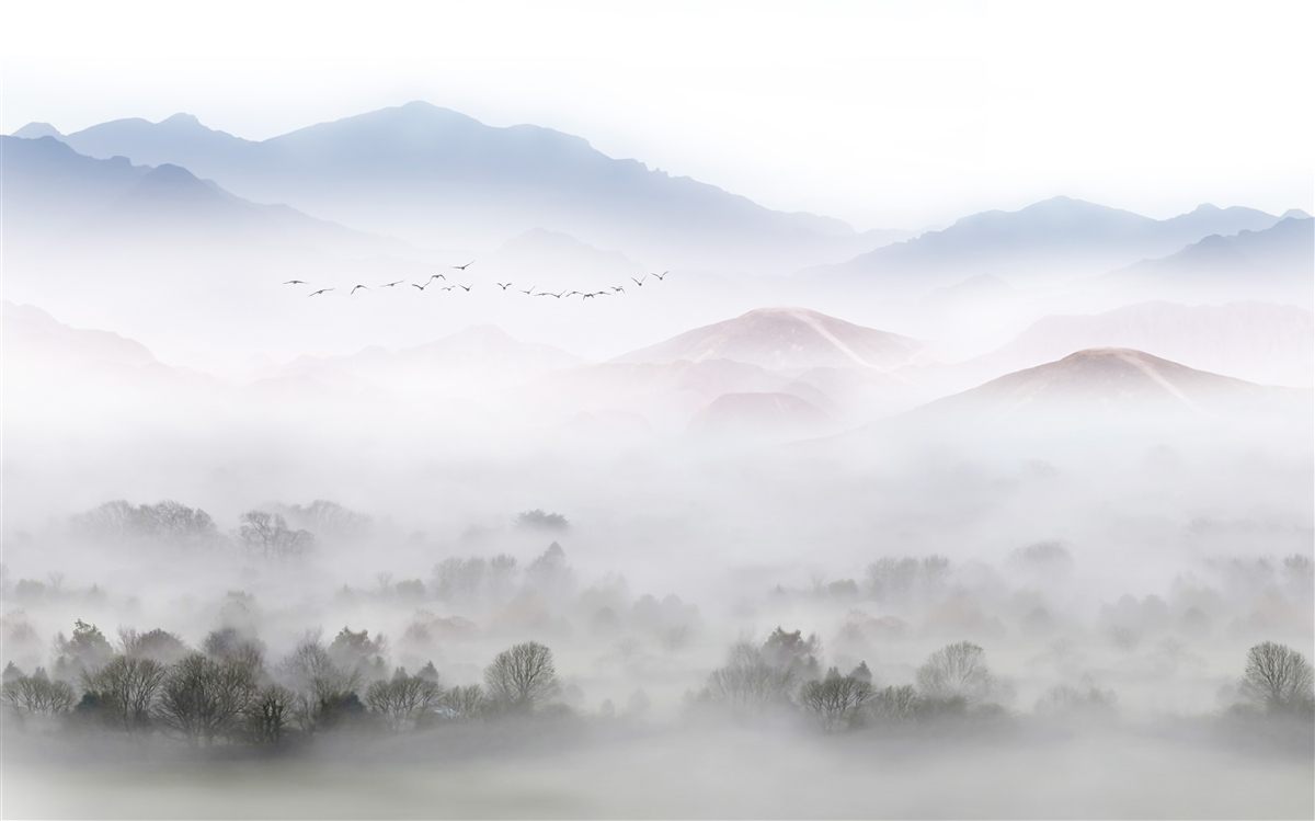 Fototapeten Dicker, kühle Nebel ist in Berggipfel eingewickelt