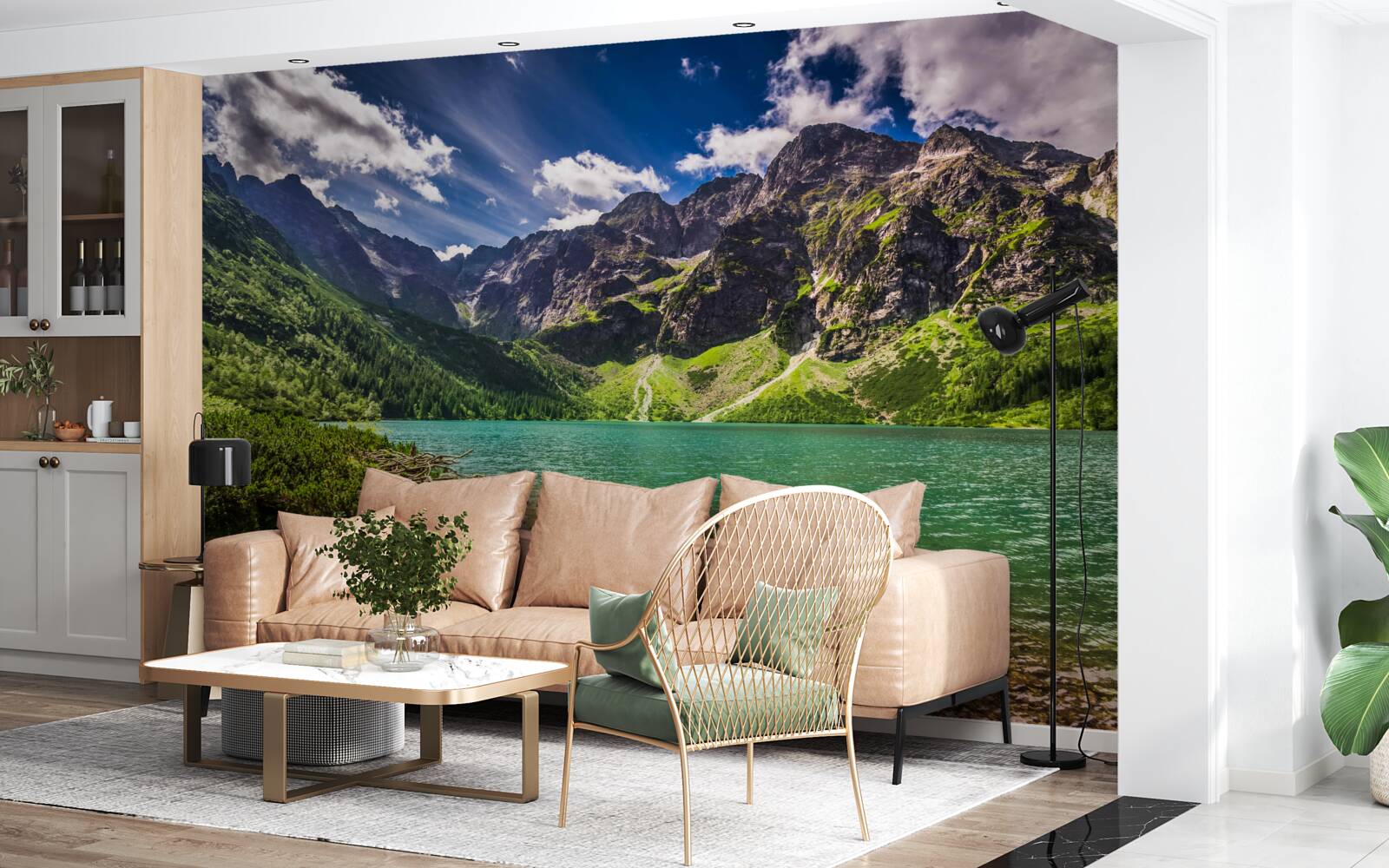 Fototapeten Sommertag in der Nähe des Sees, umgeben von grünlichen Bergen