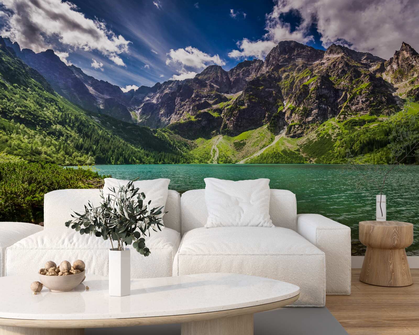 Fototapeten Sommertag in der Nähe des Sees, umgeben von grünlichen Bergen