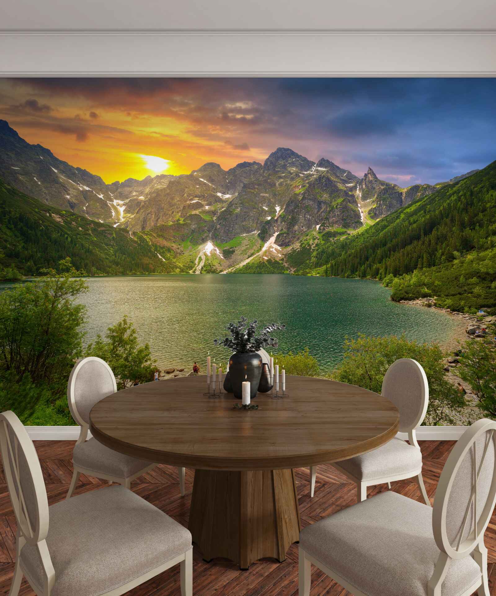 Fototapeten Ein spektakulärer Sonnenuntergang hinter den Bergketten in der Nähe des Sees
