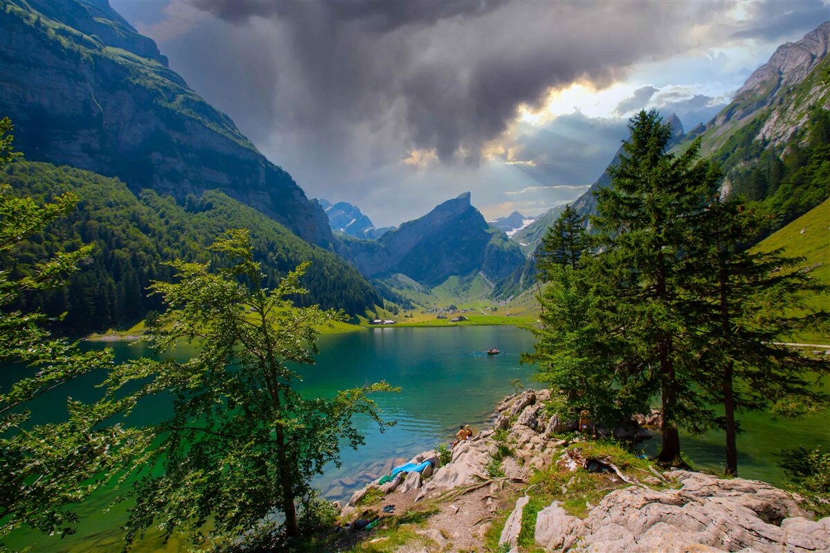 Fototapeten Der Bergsee wird bald mit regnerischen Wolken bedeckt sein