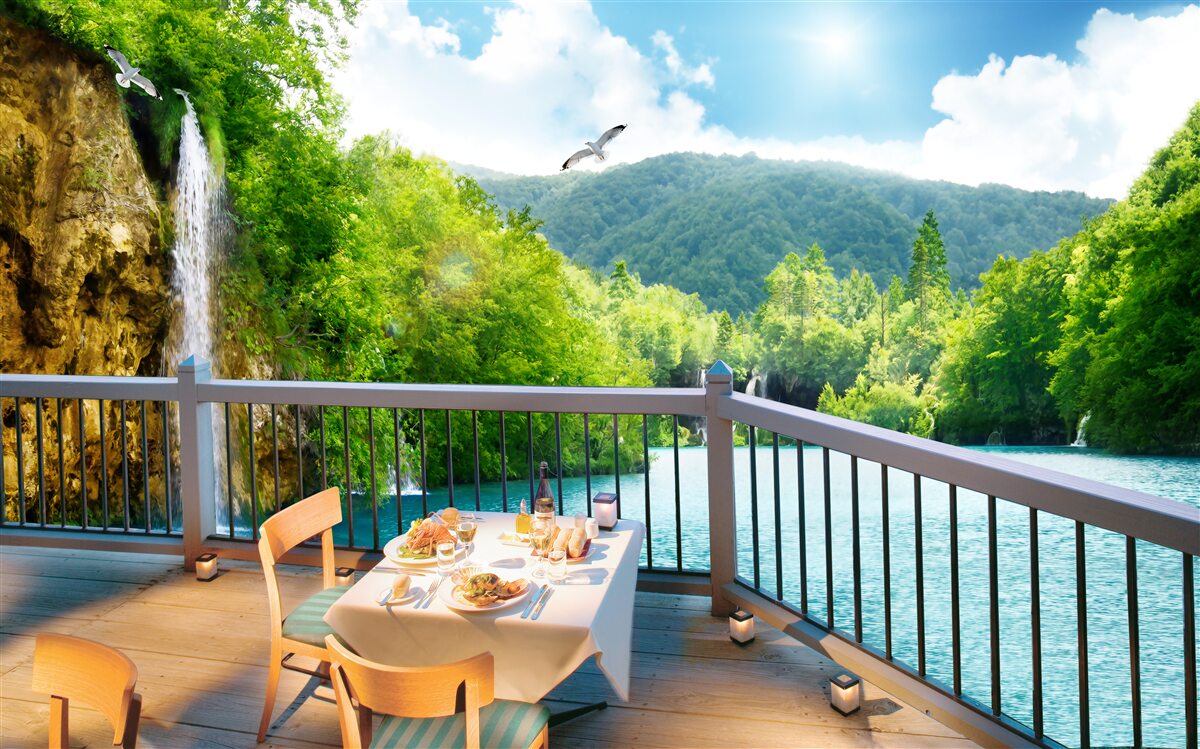 Fototapeten Frühstück in einer romantischen Landschaft mit Blick auf den Wasserfall