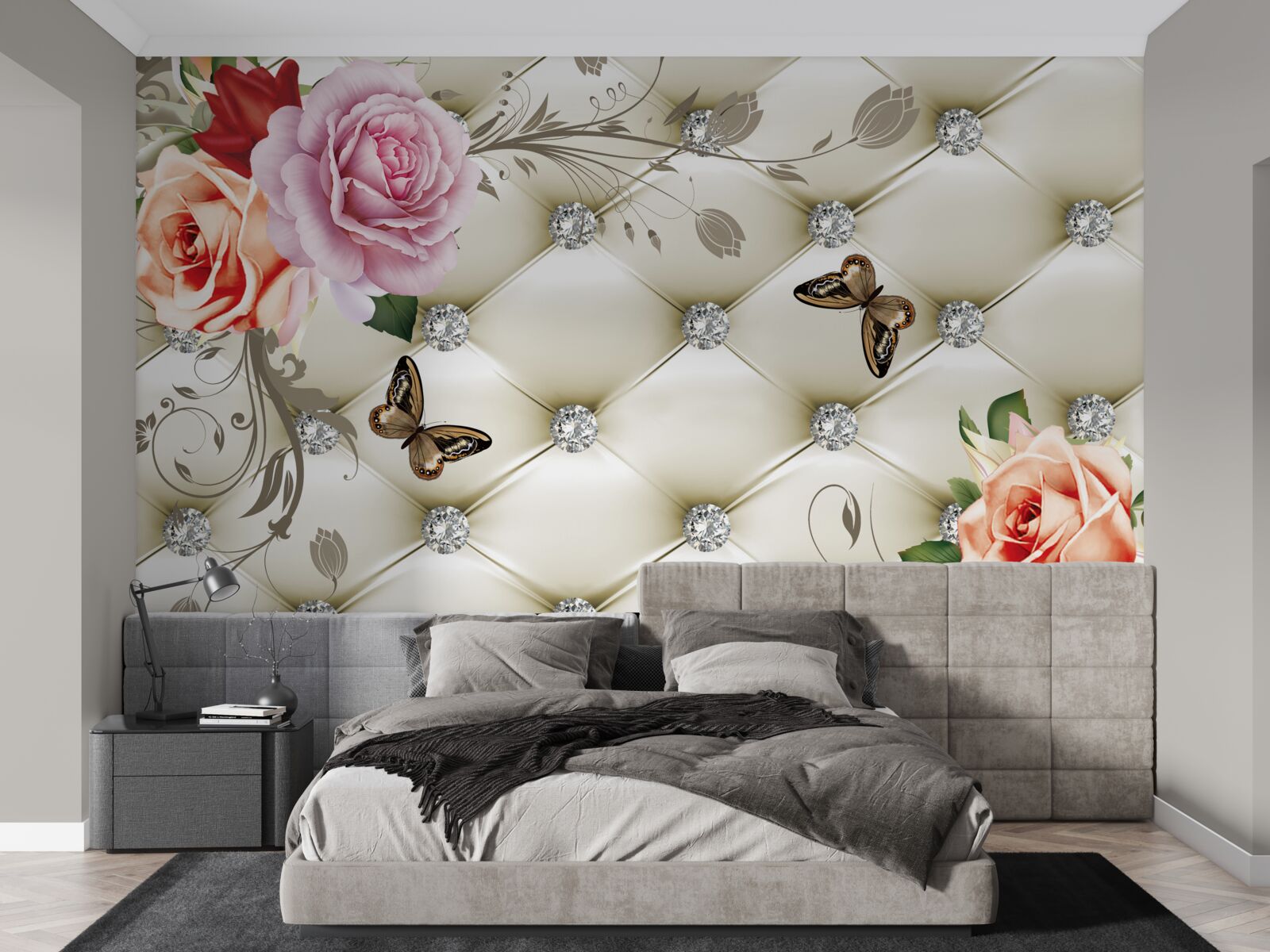 Fototapeten Eine Wand, die mit Rosen und Schmetterlingen auf einem weißen, gesteppten Hintergrund verziert ist