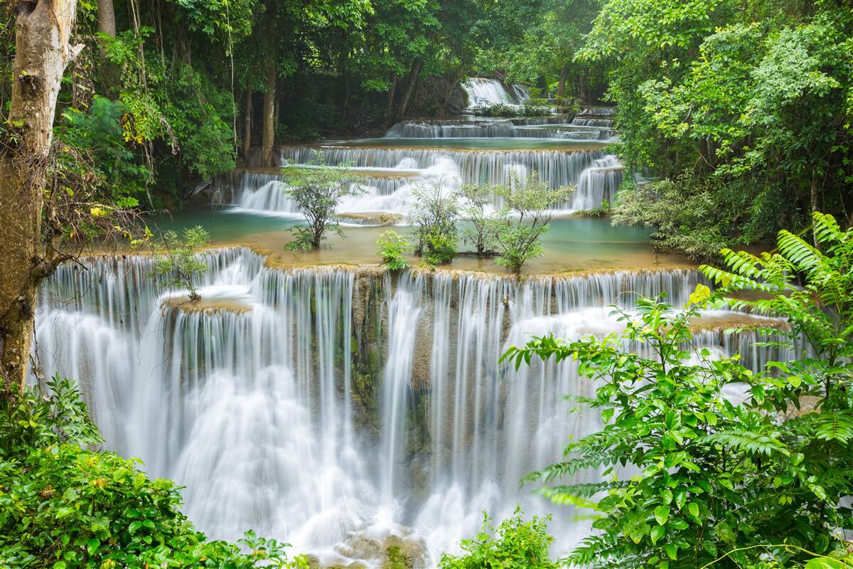 Fototapeten ein majestätischer Wasserfall, aus dem Wasser schnell mit ohrenbetäubendem Geräusch fällt