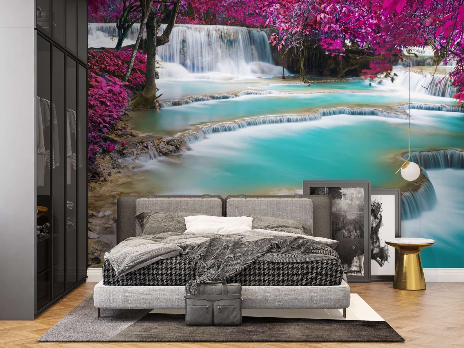 Fototapeten Bäume mit lila Blüten in der Nähe der Basis des Wasserfalls bedeckt