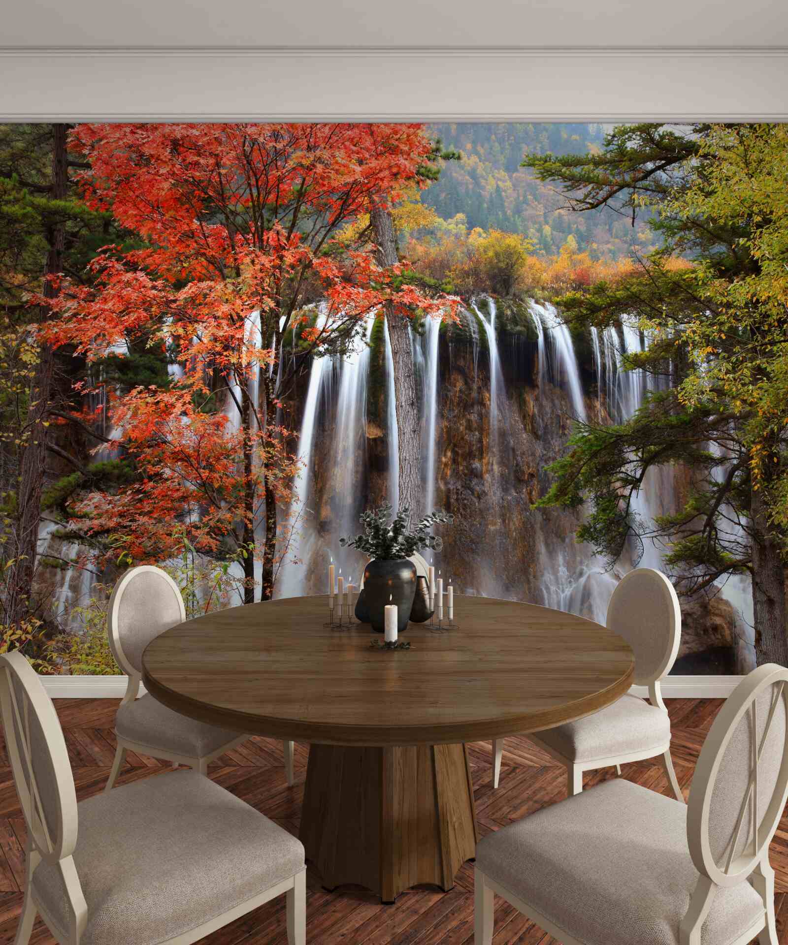 Fototapeten Wald in der Nähe des starken Wasserfalls im Herbst