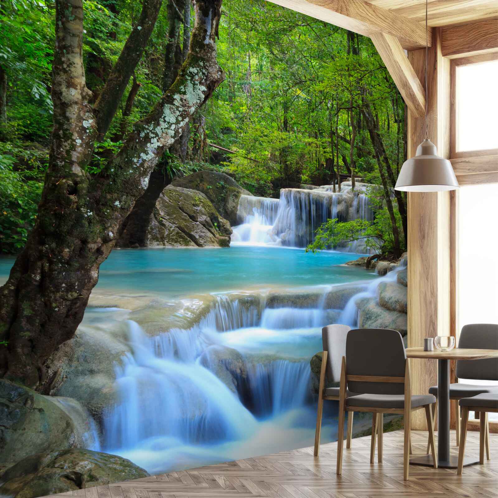 Fototapeten Das Wasser des Waldwasserfalls ist sauber und blau
