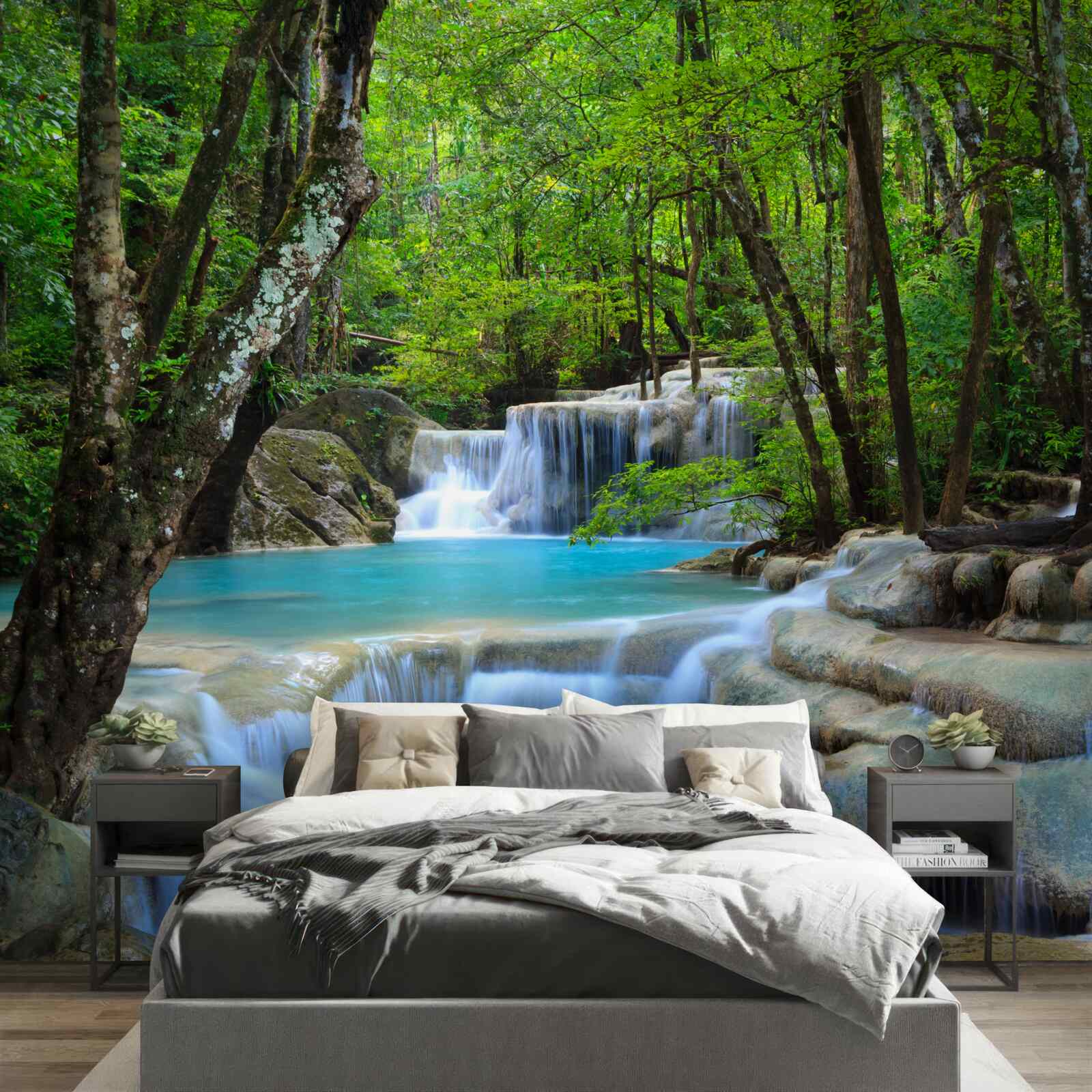 Fototapeten Das Wasser des Waldwasserfalls ist sauber und blau