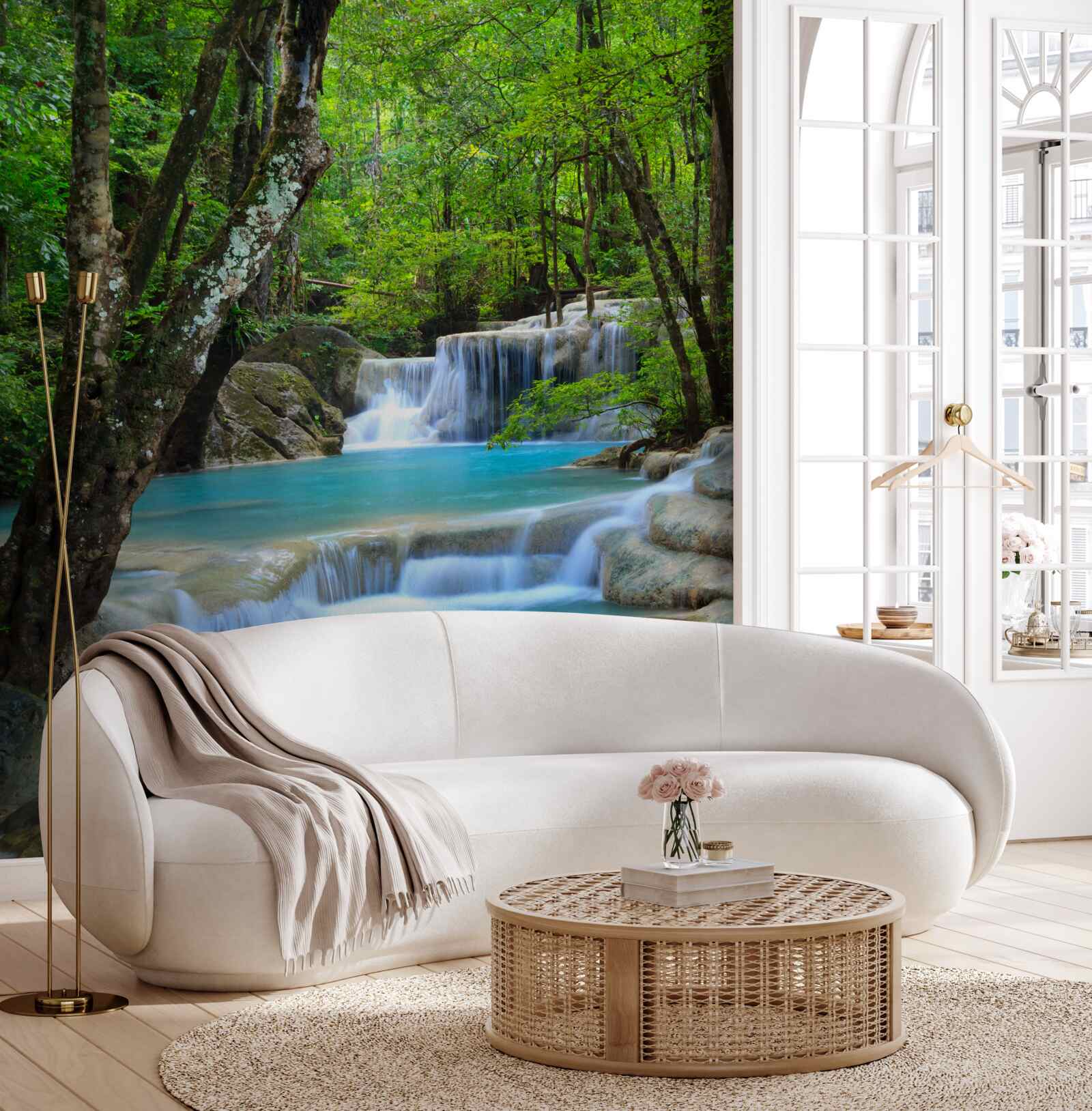 Fototapeten Das Wasser des Waldwasserfalls ist sauber und blau