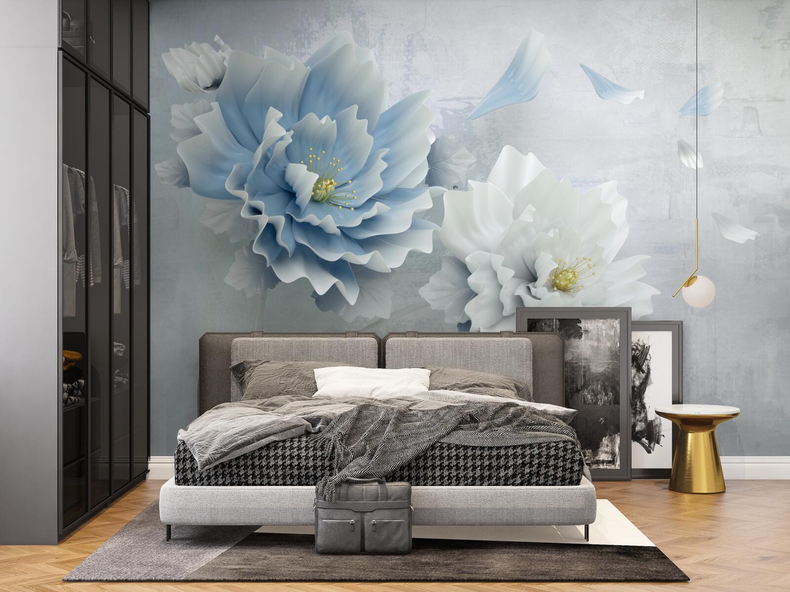 Fototapeten Ein abstraktes Bild einer weißen und blauen Blume vor dem Hintergrund der Berge