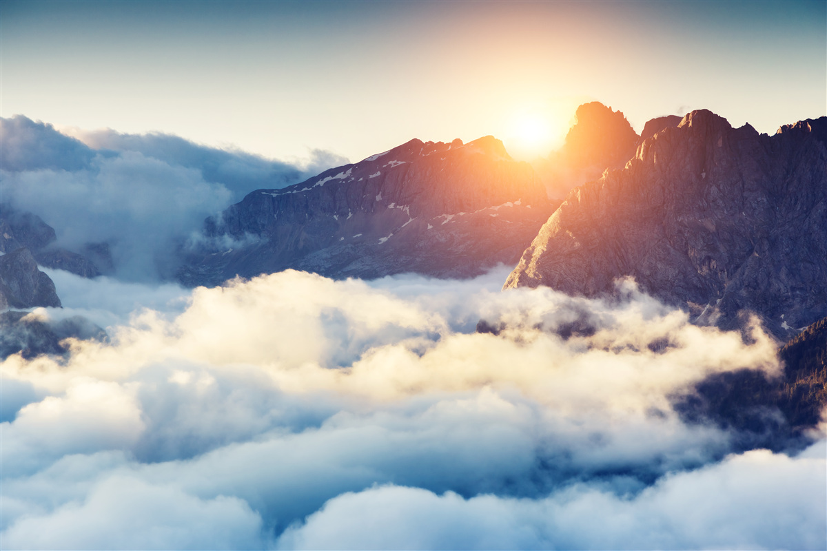 Fototapeten Sonnenuntergang in einer Berglandschaft