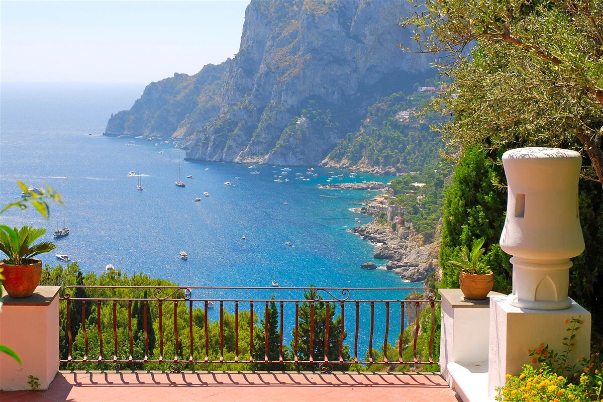 Fototapeten Terrasse mit Blick auf die Felsen und das Meer