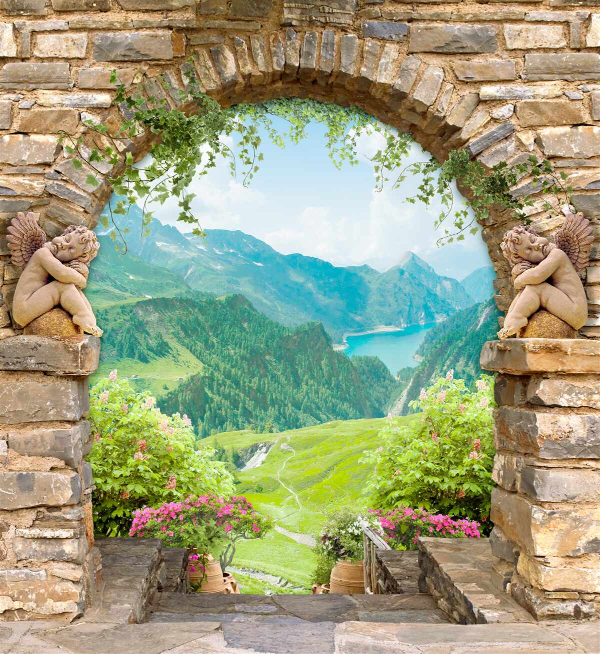 Fototapeten Alter Steinbogen mit dem Bild der Engel und einem Panorama der Berge
