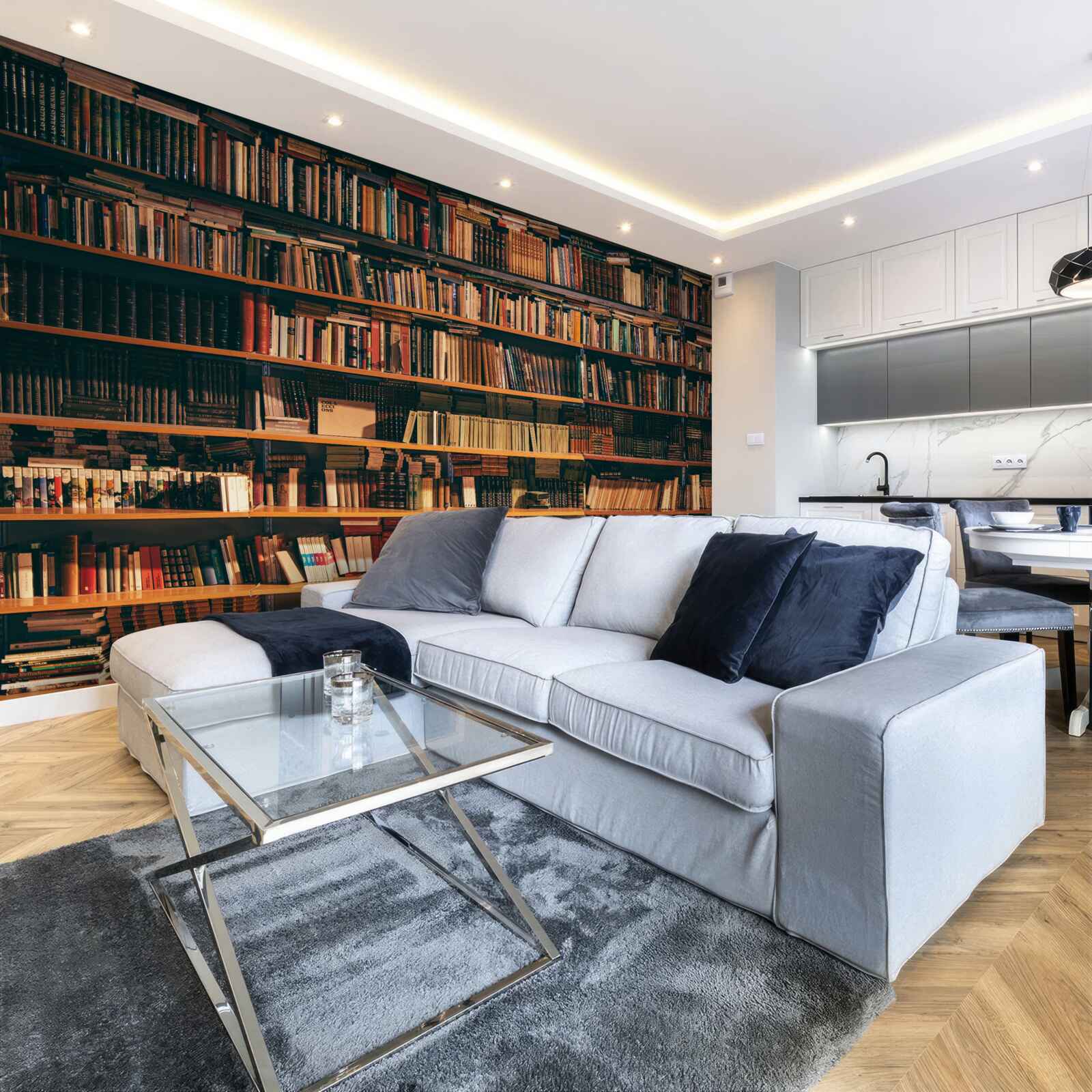 Fototapeten Ein geräumiges Regal mit vielen Büchern gefüllt