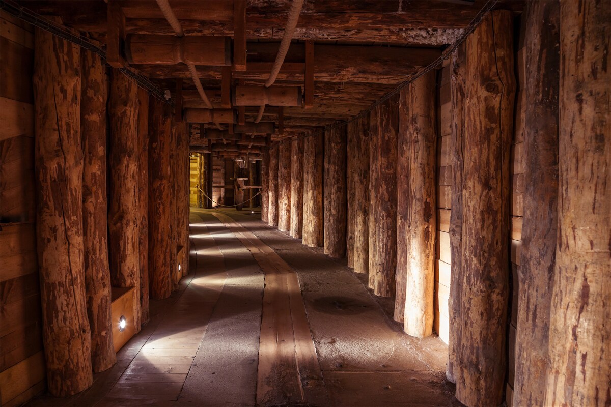 Fototapeten Unterirdischer Korridor aus Holz