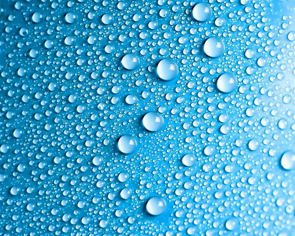 Fototapeten Große Tropfen auf blauem Hintergrund