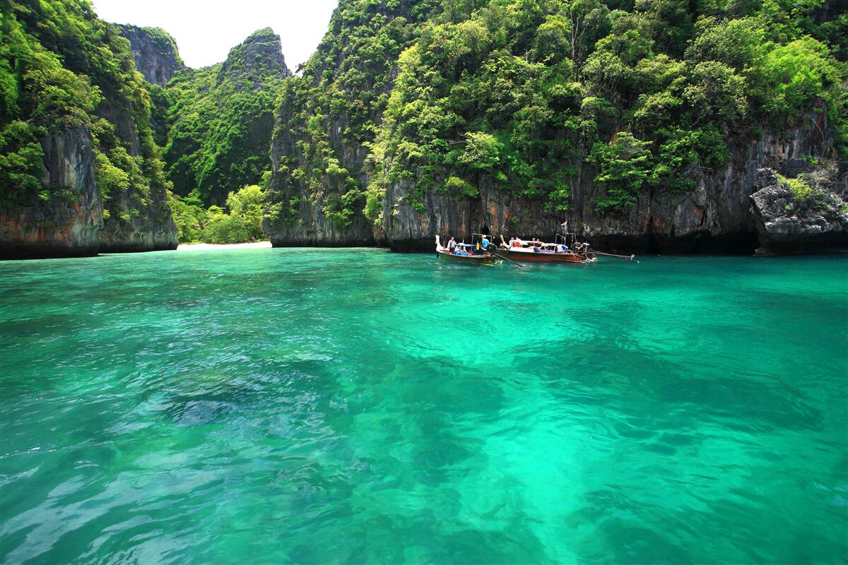 Fototapeten türkisfarbene Wasser und Emerald Berginseln