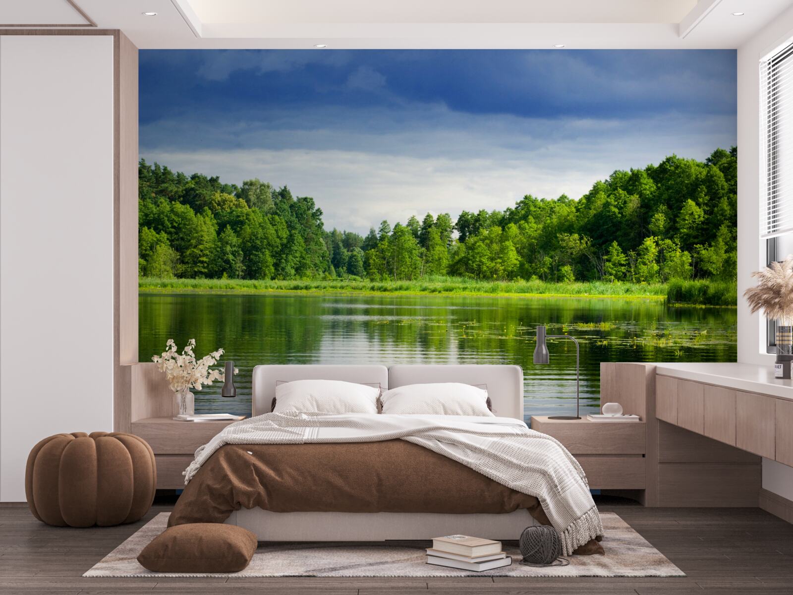 Fototapeten Üppiger Smaragdwald in der Nähe eines ruhigen Wasserreservoirs