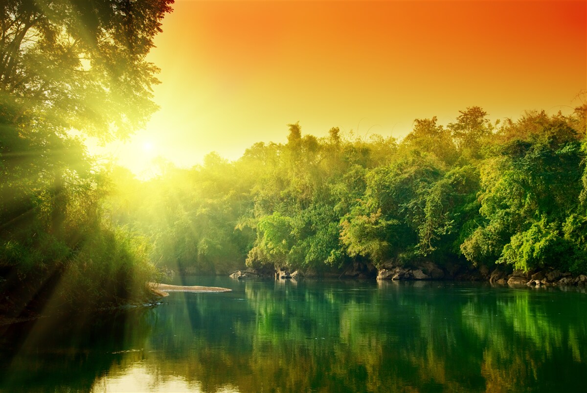 Fototapeten helle Morgendämmerung über einer ruhigen Oberfläche des Wassers