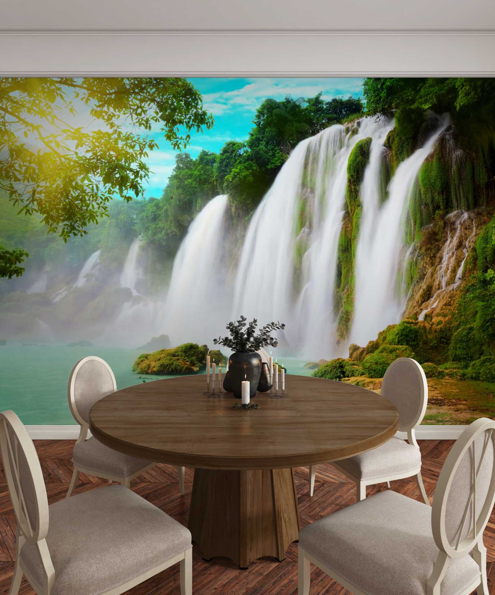 Fototapeten Ein lautes Wasserfall, der in der Sonne schimmert