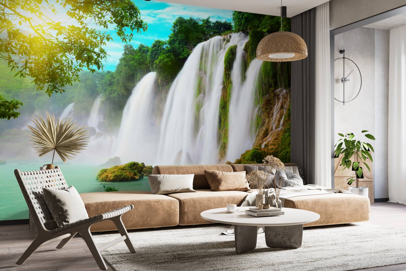 Fototapeten Ein lautes Wasserfall, der in der Sonne schimmert