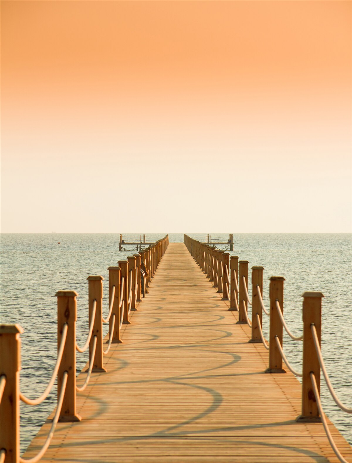 Fototapeten Promenade zum Meer bei Sonnenuntergang