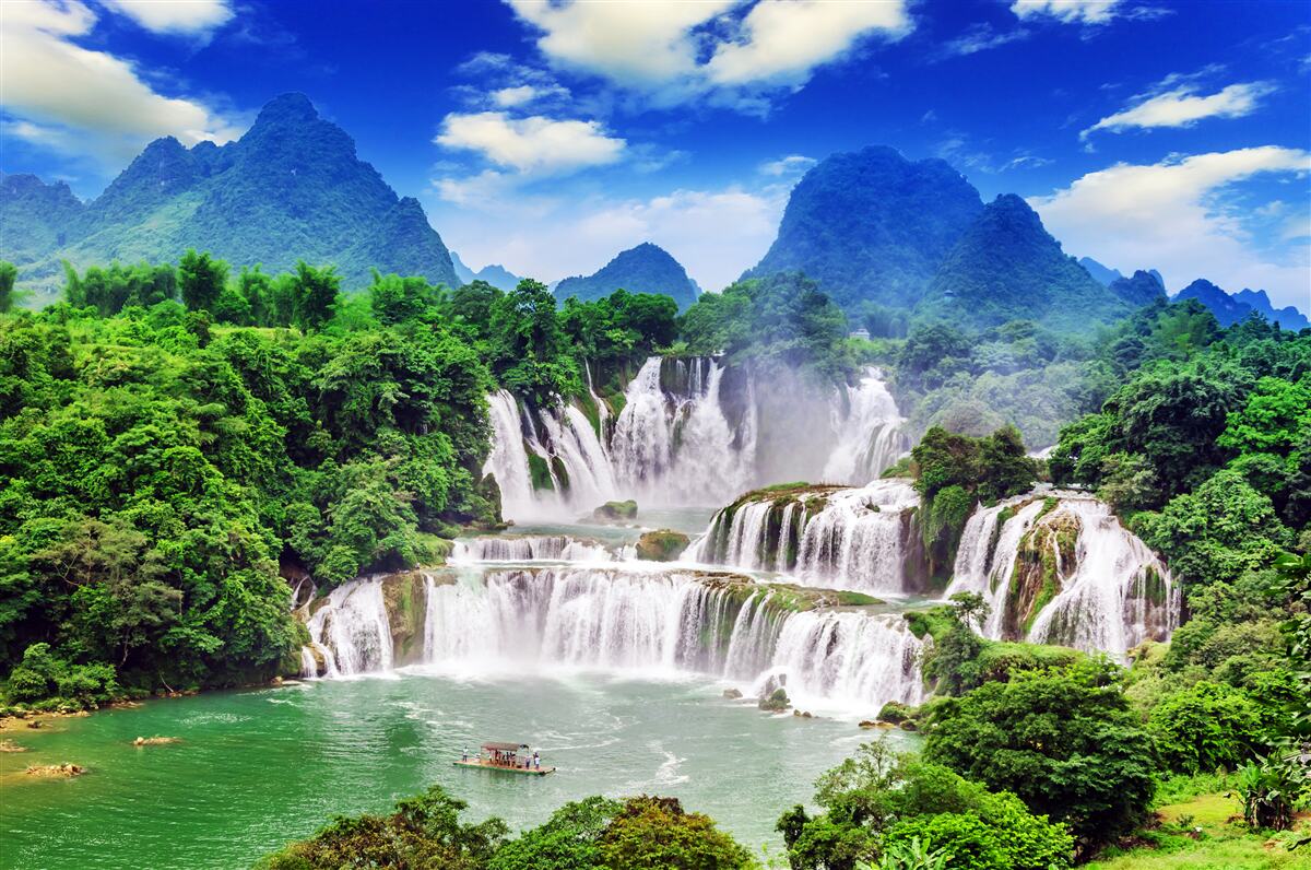 Fototapeten Ein toller Kaskadenwasserfall an einem Sommernnachmittag