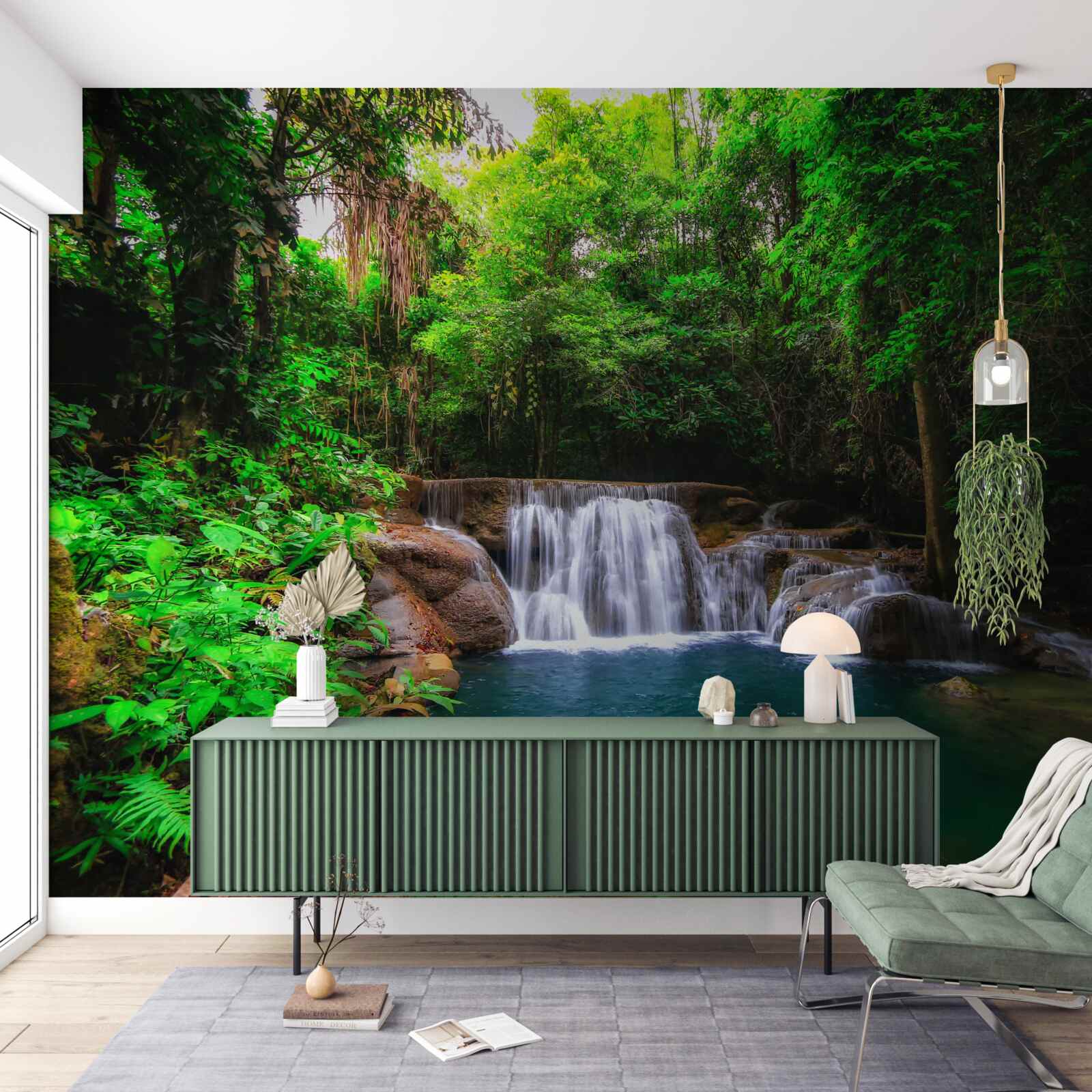 Fototapeten Versteckter Wasserfall in den Tiefen des grünen Waldes