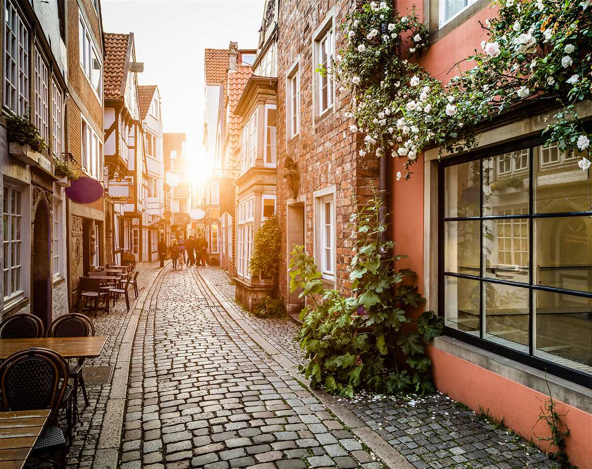 Fototapeten Ein malerischer Sonnenaufgang in einer alten Stadt