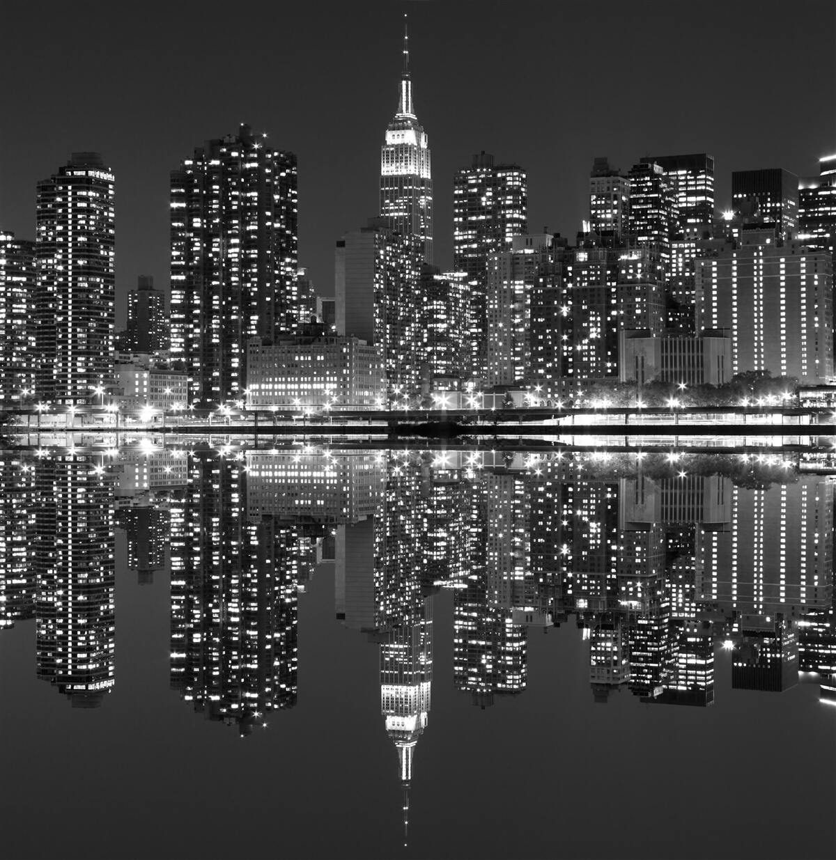 Fototapeten In den Reflexionen des Wassers können Sie das Panorama der Stadt sehen