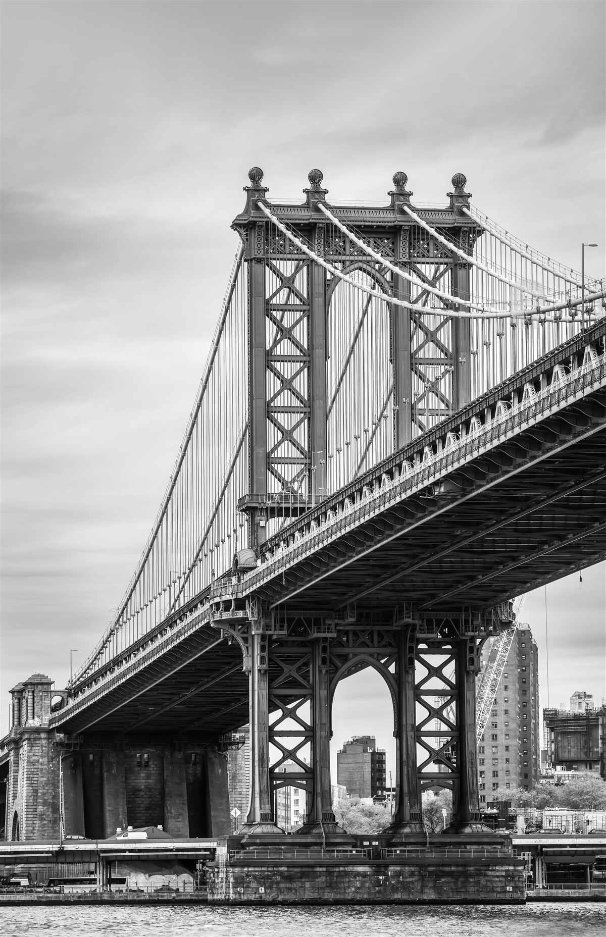 Fototapeten Zerstörte Brücke, die zu einem besiedelten Gebiet führt