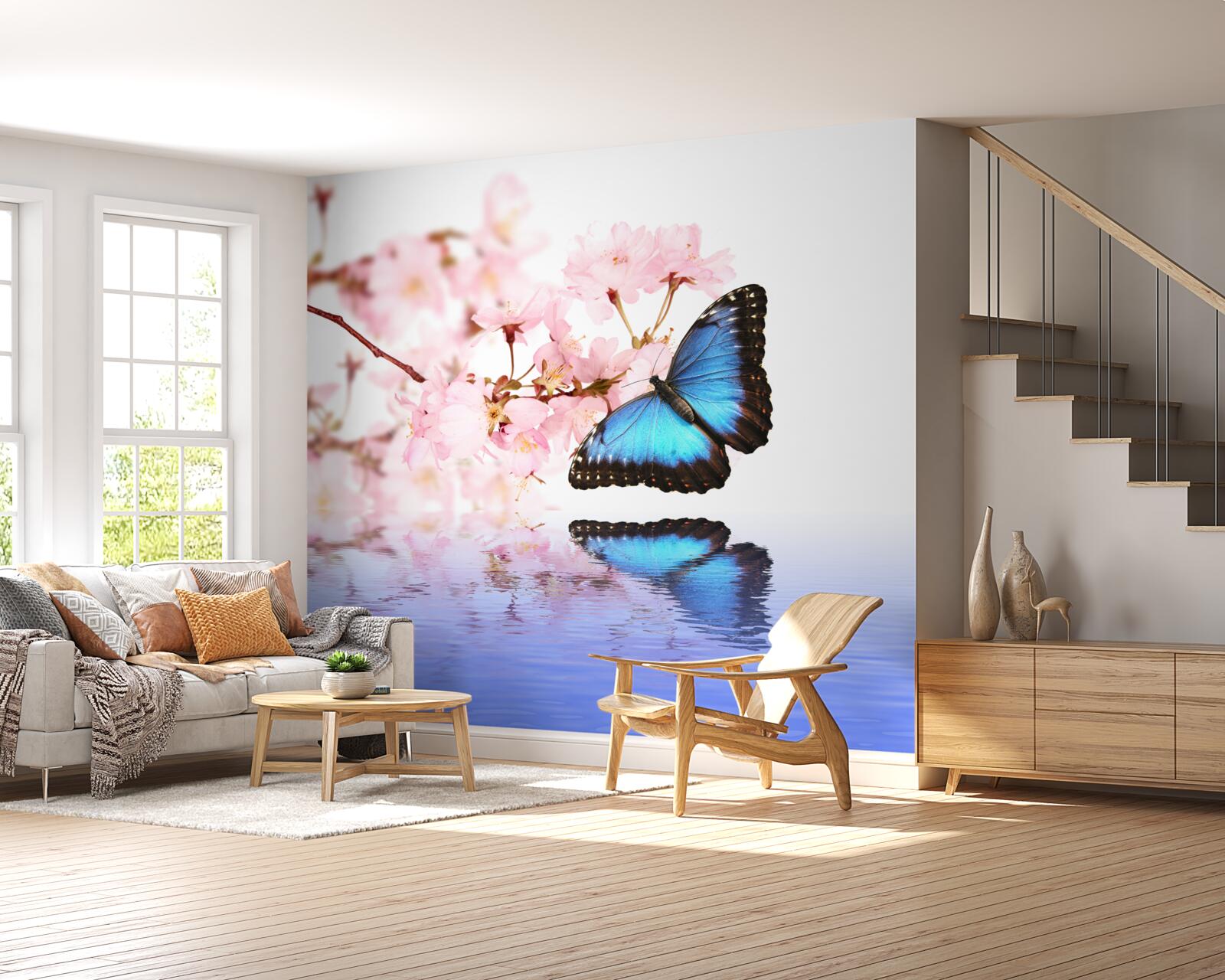 Fototapeten Der blaue Schmetterling sitzt auf einem Kirschbaum in der Nähe des Wassers