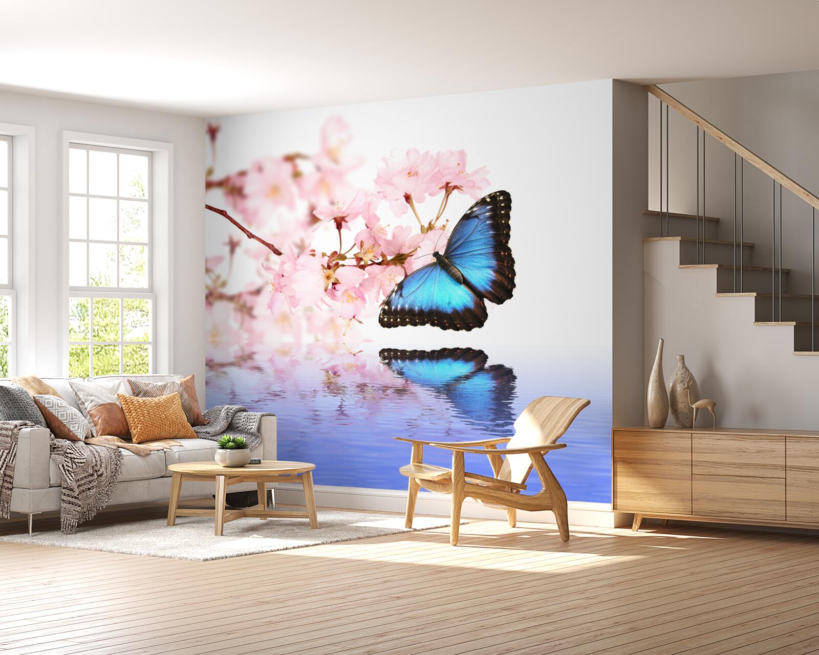 Fototapeten Der blaue Schmetterling sitzt auf einem Kirschbaum in der Nähe des Wassers