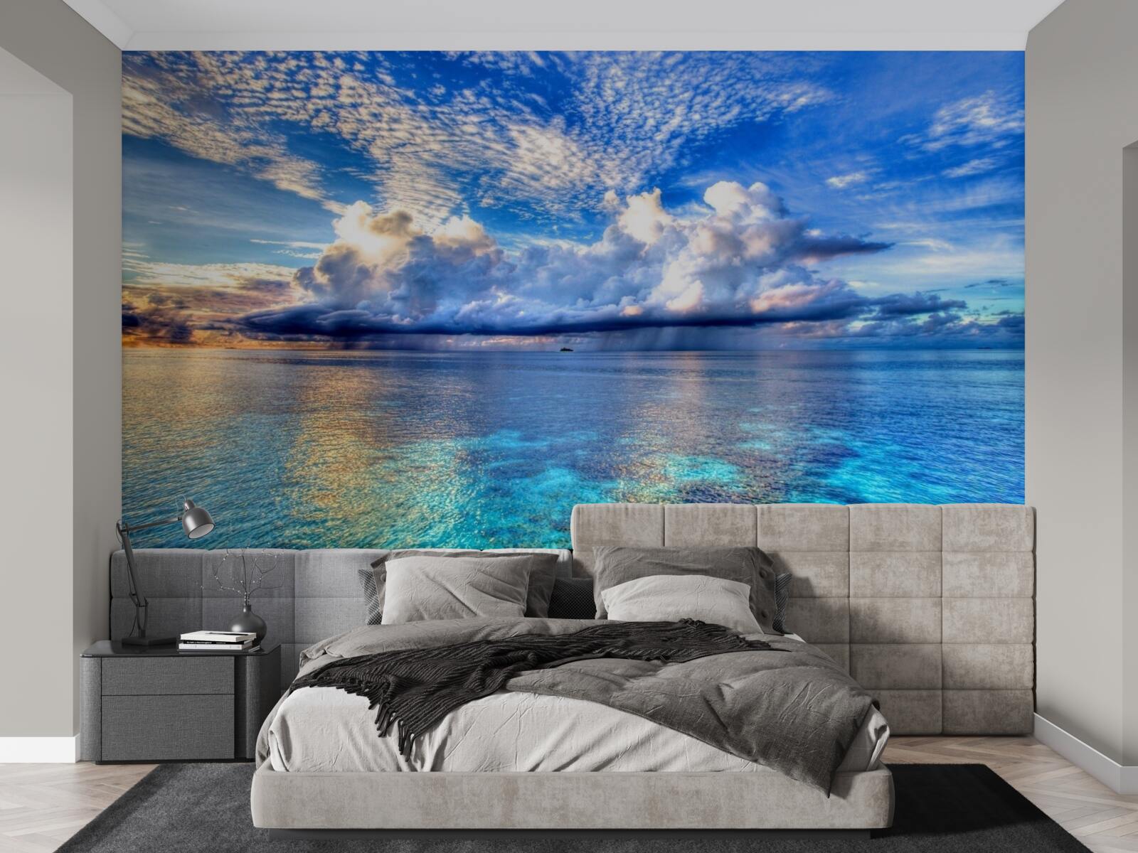 Fototapeten Die Wolken schweben sanft über der blauen Wasseroberfläche des Wassers