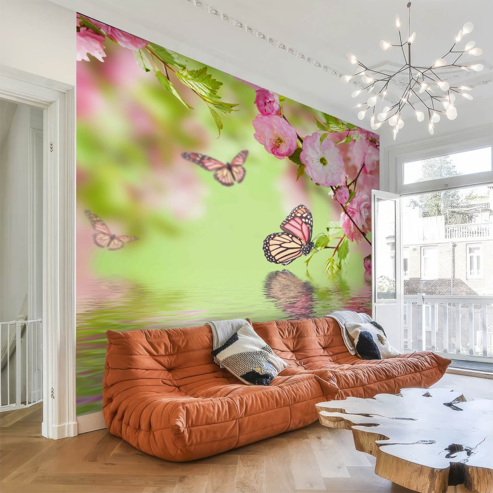 Fototapeten Schmetterlinge landen auf einem Baum aus Kirschblüten in der Nähe des Teiches