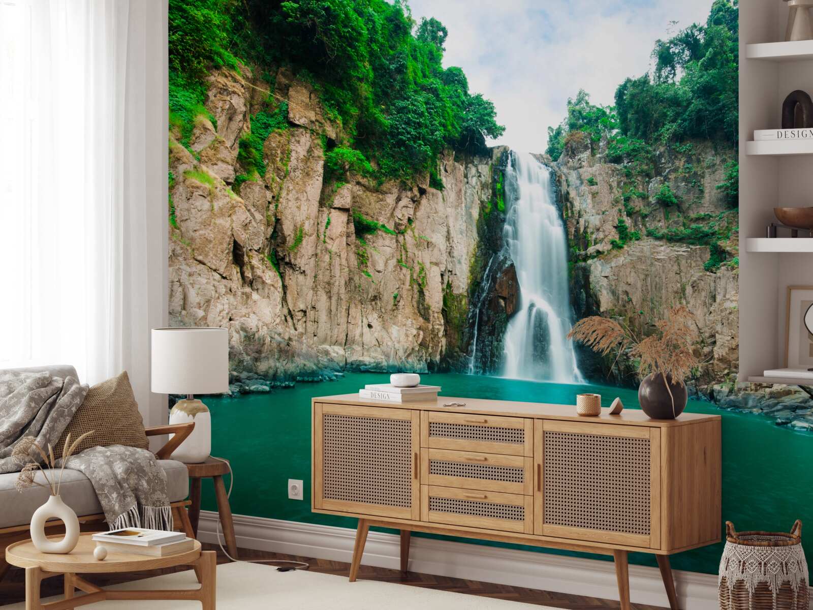 Fototapeten Der Hochwasserfall fällt in die Berge