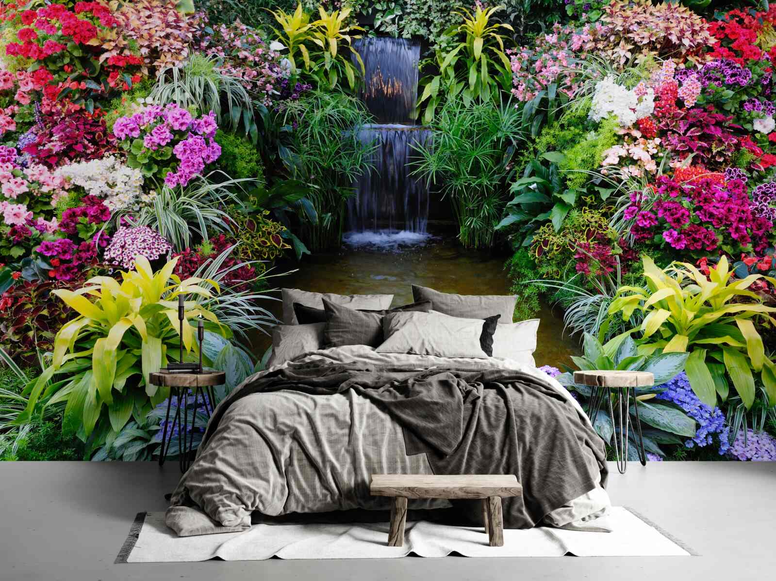 Fototapeten Tropische Blumen neben dem Bergwasserfall