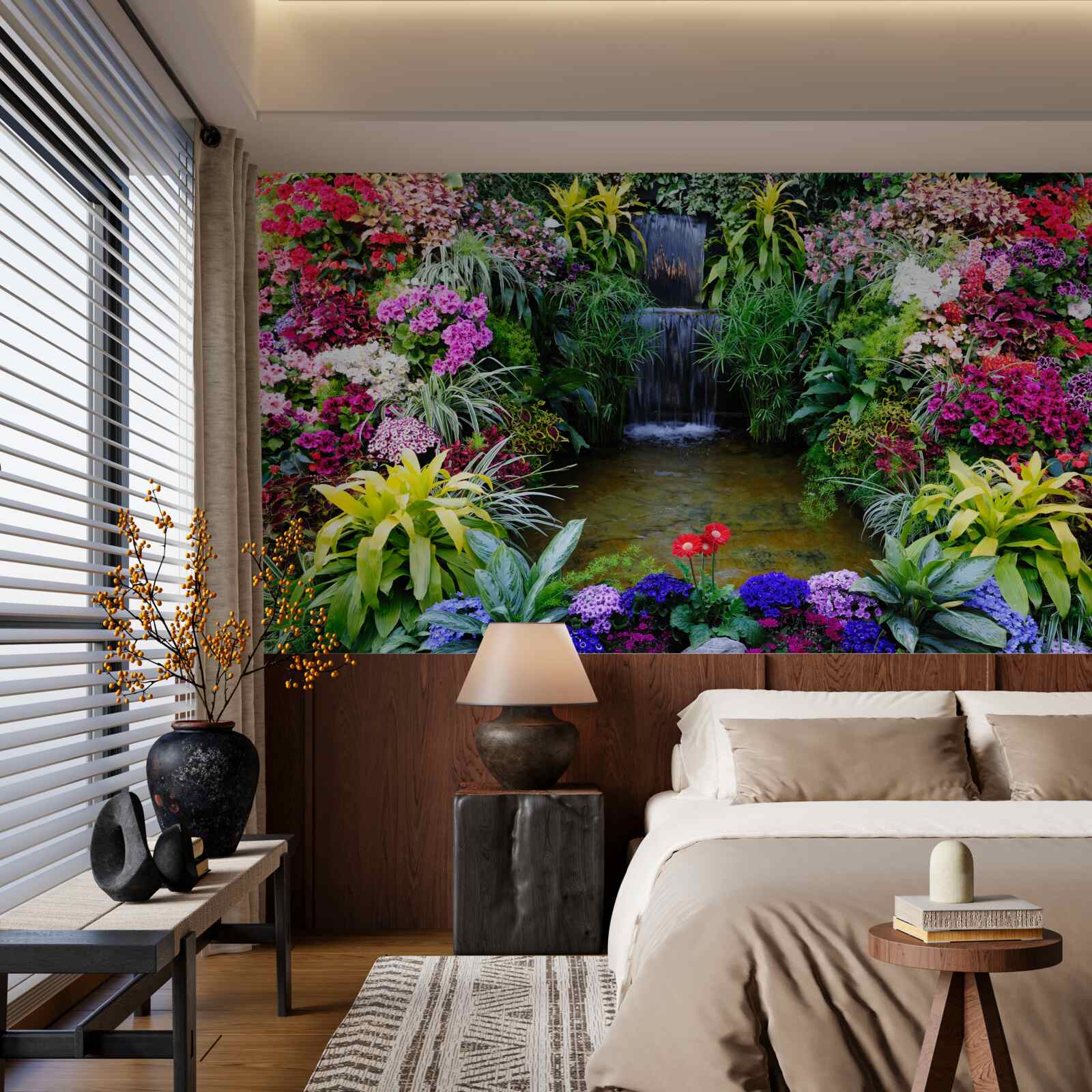 Fototapeten Tropische Blumen neben dem Bergwasserfall