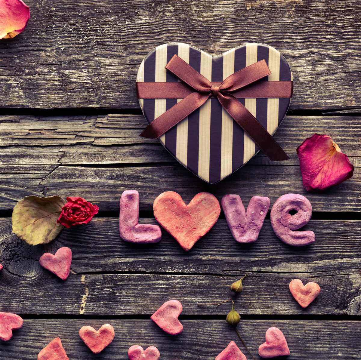 Fototapeten Eine Herzschachtel mit der Inschrift "Liebe"