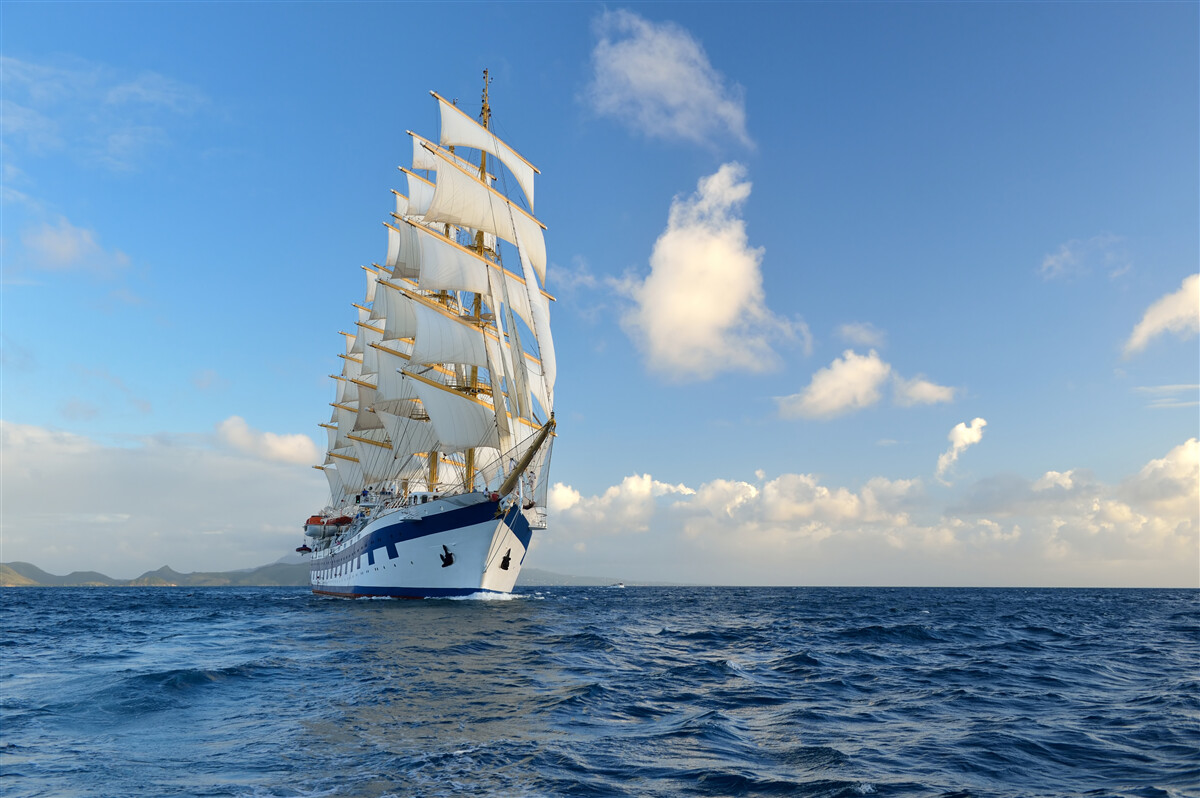 Fototapeten Schiff unter den Segeln auf einem rauen Meer