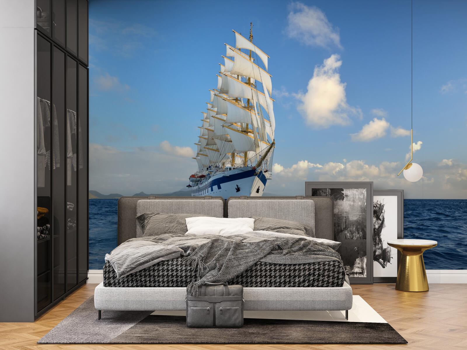 Fototapeten Schiff unter den Segeln auf einem rauen Meer