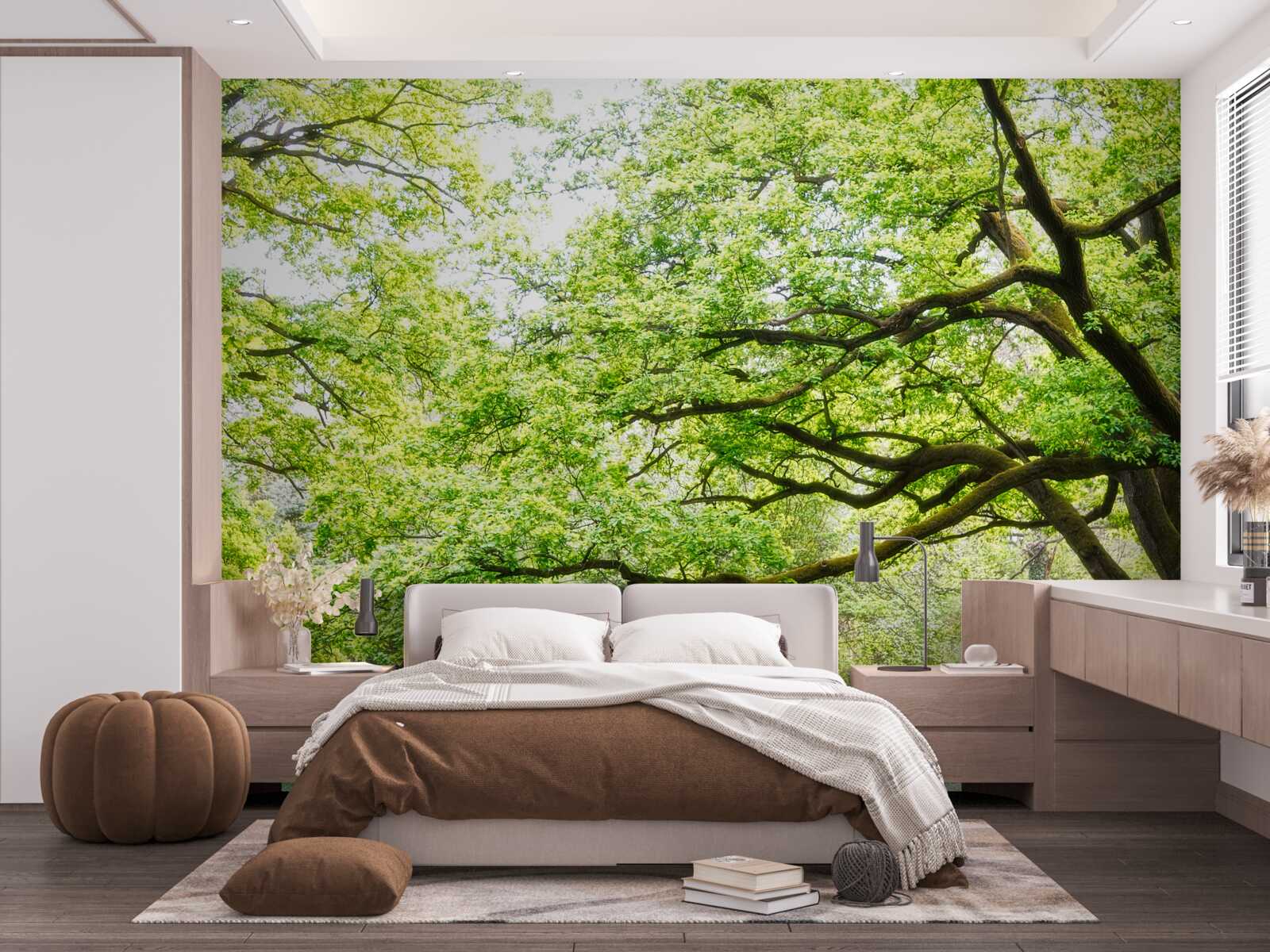 Fototapeten Ein alter Baum mit grünen Blättern an einem Sommertag