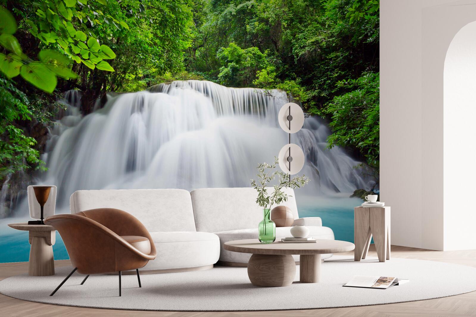 Fototapeten Kaskadenwasserfall fällt schnell in die Mitte des Waldes