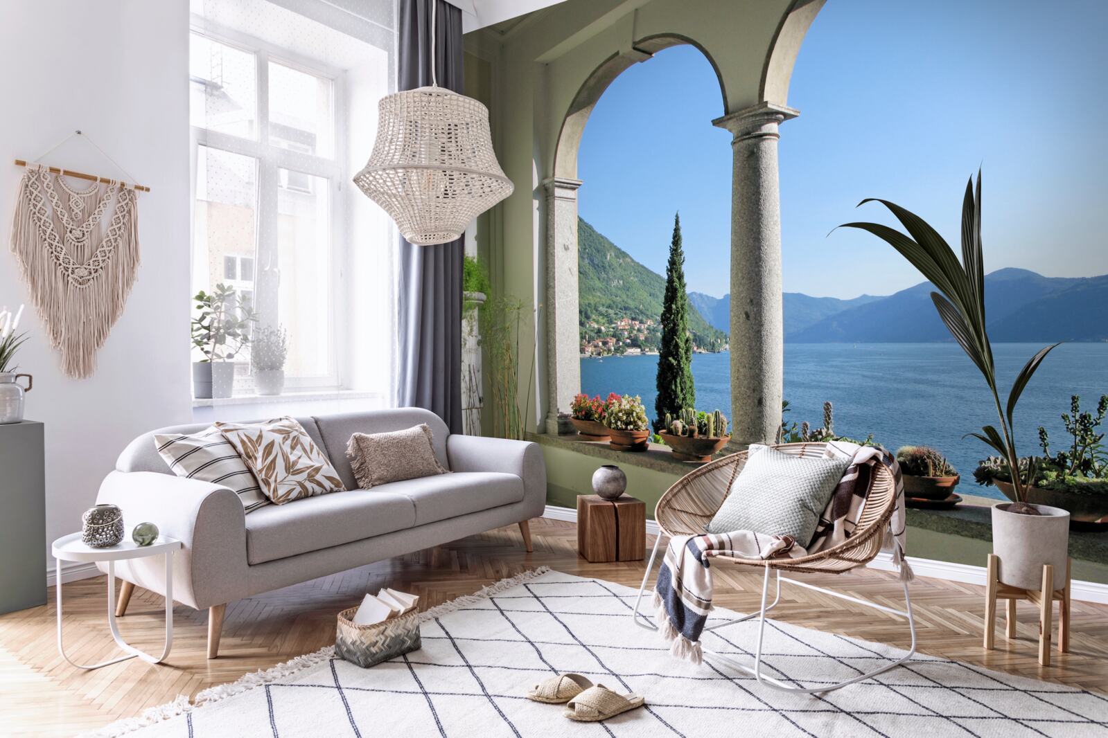 Fototapeten Balkon mit gewölbten Löchern und Blick auf Wasser und Berge