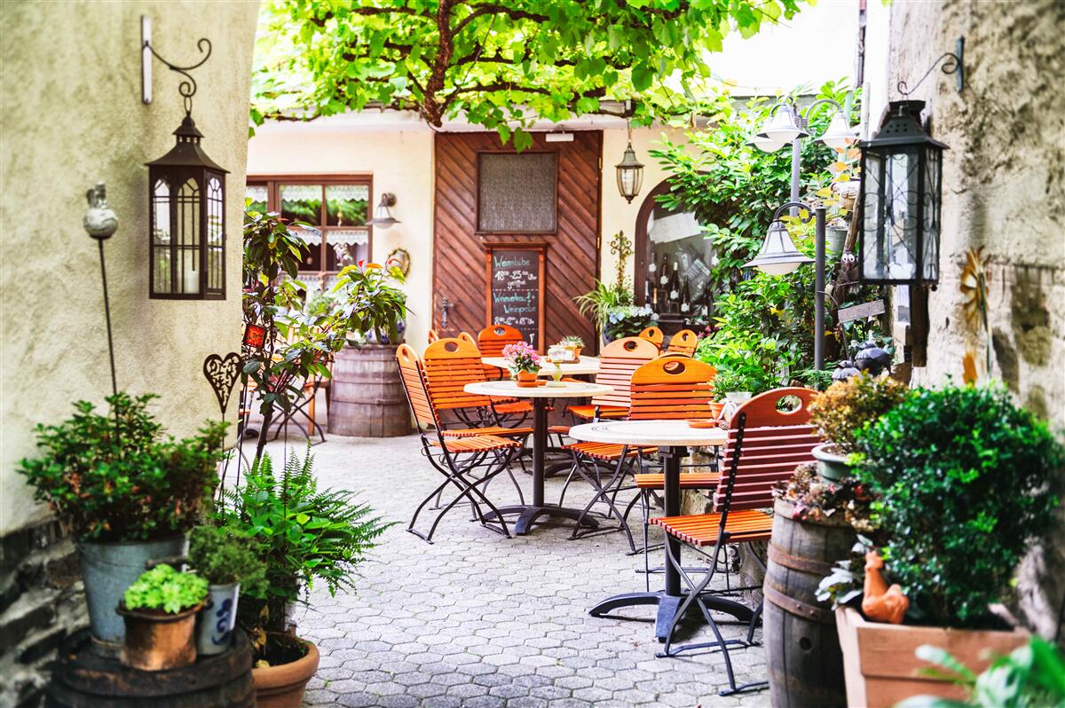 Fototapeten Ein kleines Café mit einem Tisch im historischen Teil der Stadt