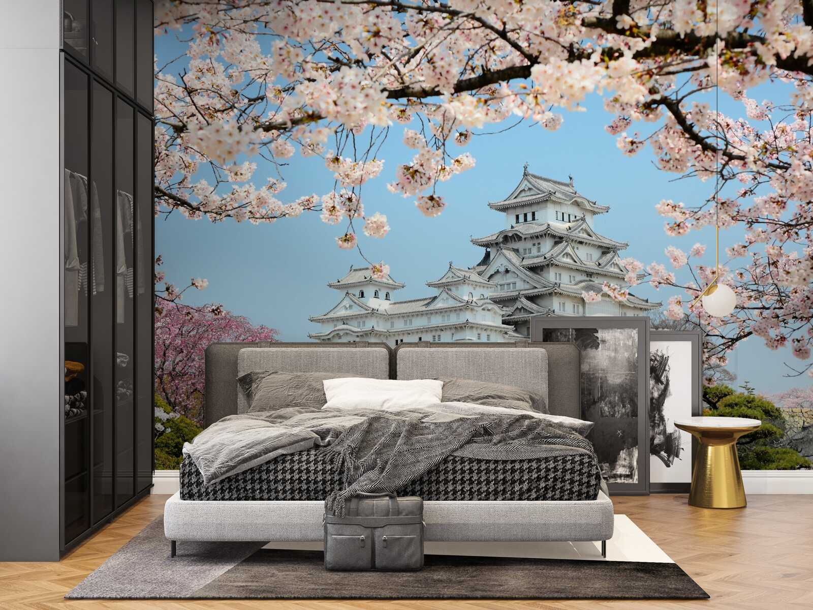 Fototapeten Altes japanisches Haus mit einer blühenden rosa Sakrah