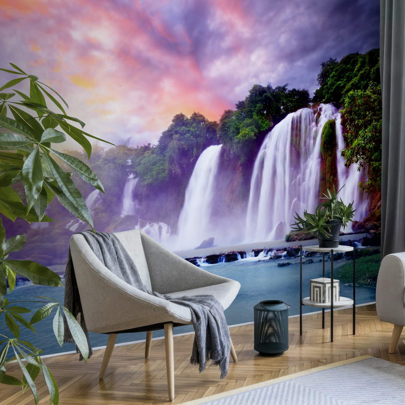 Fototapeten Ein riesiger Wasserfall fällt mit einer Kaskade vor dem Hintergrund der untergehenden Sonne