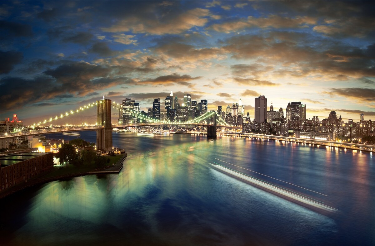 Fototapeten Nachtbeleuchtung von New York am Rande des Wassers