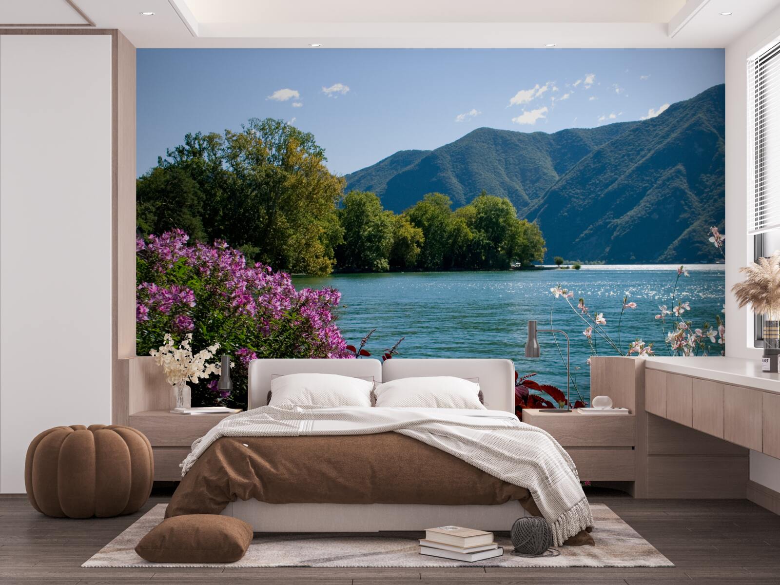 Fototapeten Ein ruhiger See in den Bergen und blühende Sommerpflanzen
