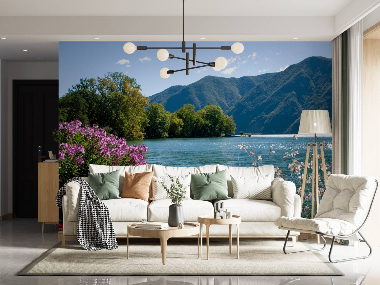 Fototapeten Ein ruhiger See in den Bergen und blühende Sommerpflanzen